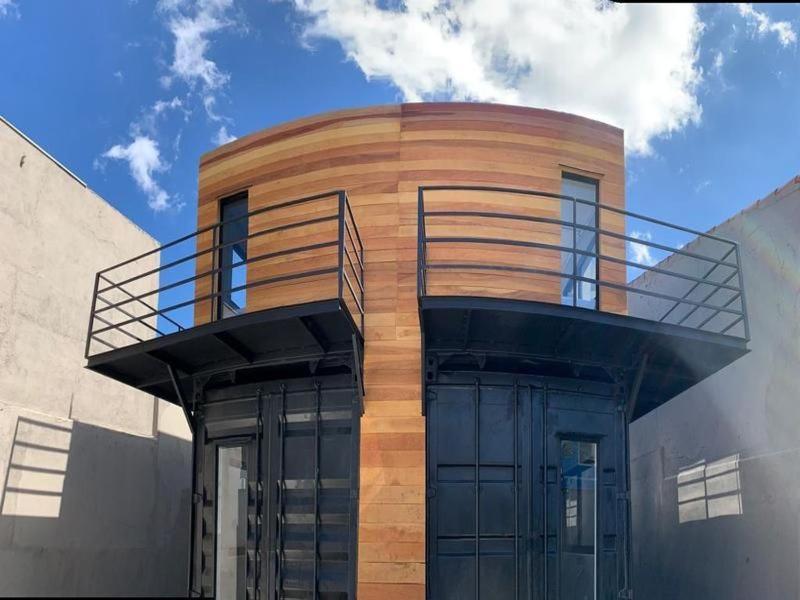 El edificio en el que está la casa de vacaciones