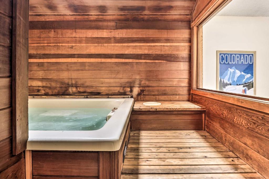Fotografie z fotogalerie ubytování Mtn View Granby Condo with In-Unit Hot Tub! v destinaci Granby