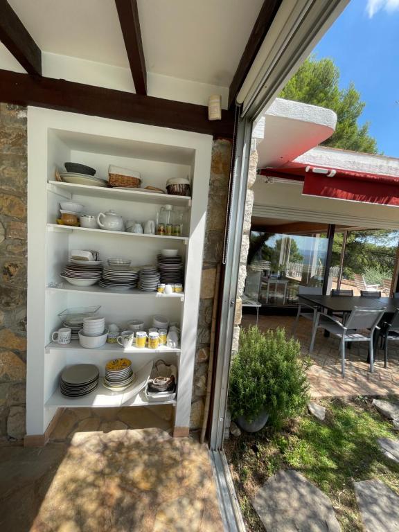 Patio alebo iná vonkajšia časť ubytovania Villa atypique - Vue mer et piscine chauffée