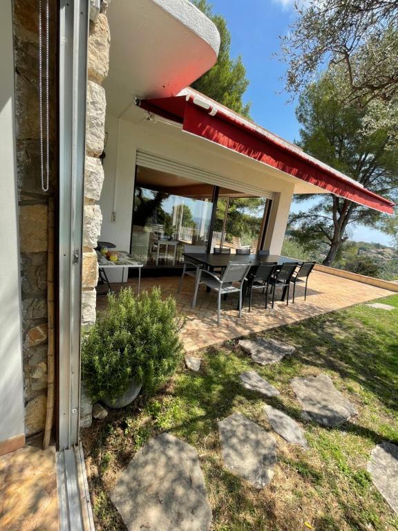 Vonkajšia záhrada v ubytovaní Villa atypique - Vue mer et piscine chauffée