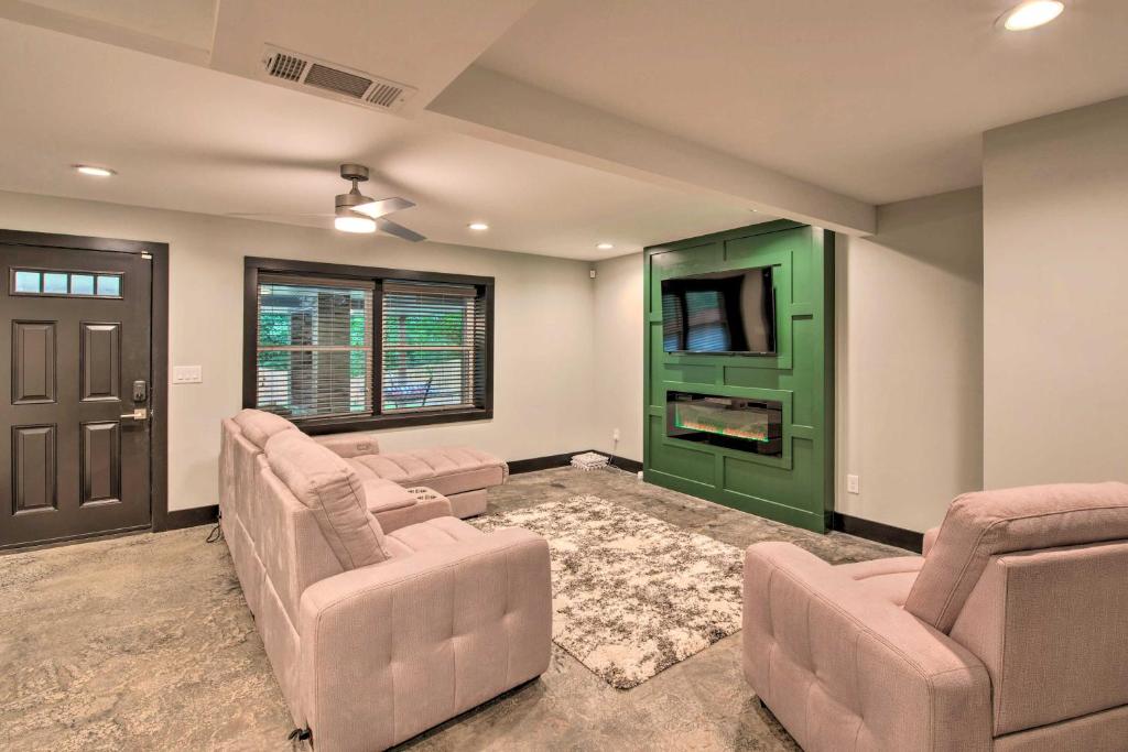 アトランタにあるStylish Atlanta Retreat Less Than 7 Mi to Midtown!のリビングルーム(椅子、テレビ、ソファ付)