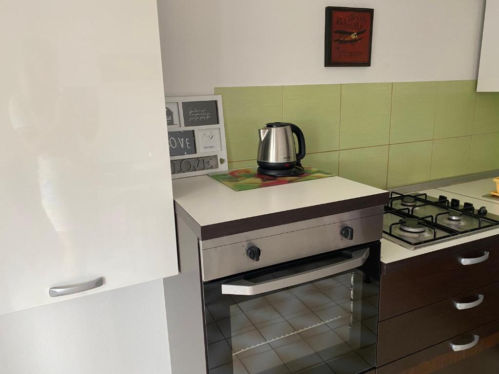 kuchnia z czajnikiem do herbaty na kuchence w obiekcie Dub Center Apartments Malinska SP w mieście Malinska