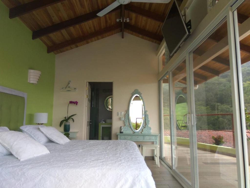 Postel nebo postele na pokoji v ubytování Bungalows Sanlaz