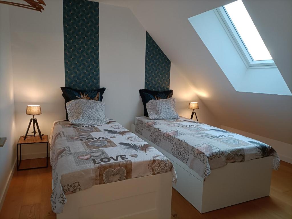 1 Schlafzimmer mit 2 Betten im Dachgeschoss in der Unterkunft Petit Coin de Beauce in Toury