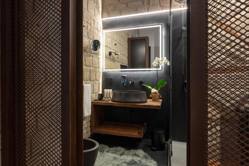 A bathroom at Palazzo Residenza Madre by Dimorra