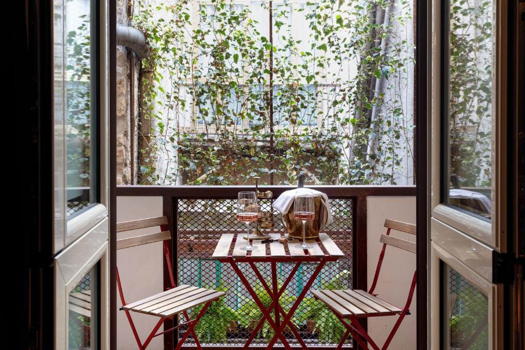 A garden outside Palazzo Residenza Madre by Dimorra