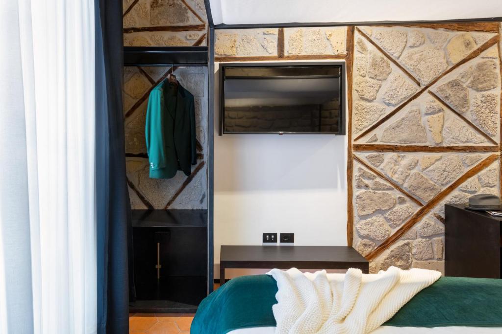 A television and/or entertainment centre at Palazzo Residenza Madre by Dimorra
