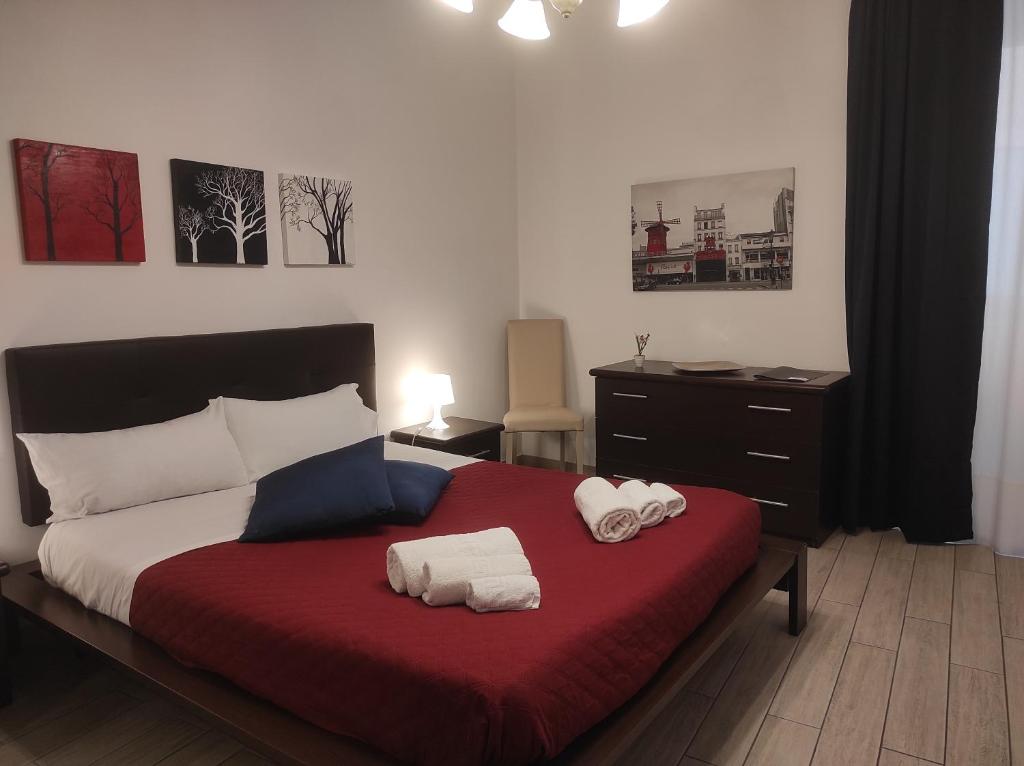 ヴィテルボにあるCASA ANNIO Holiday Viterboのベッドルーム1室(ベッド1台、タオル2枚付)