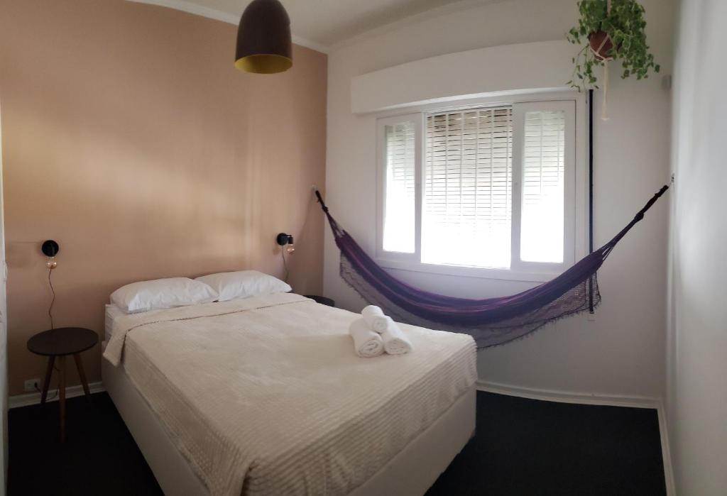 - une chambre avec 2 lits et une fenêtre dans l'établissement Jardim Secreto, à São Paulo