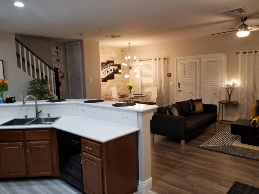 una cucina e un soggiorno con lavandino e divano di A - Fully remodeled and professionally decorated a Las Vegas