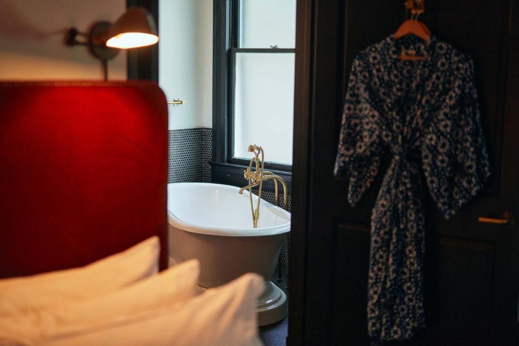 Hotel Saint Cecilia - Deluxe King Suite