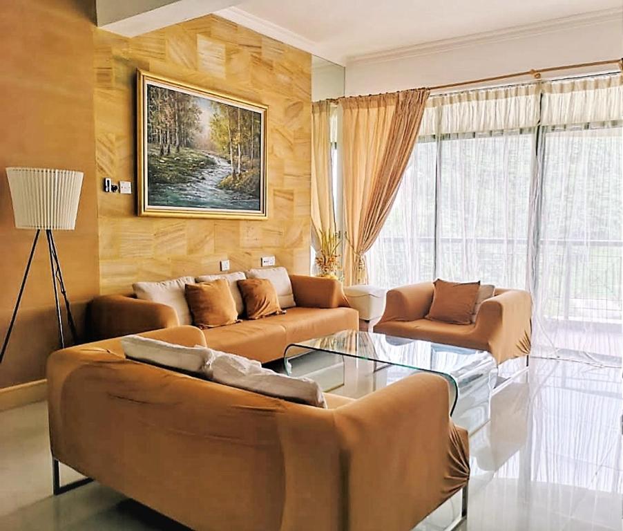 ein Wohnzimmer mit 2 Sofas und einem Glastisch in der Unterkunft Luxury 3 bedroom Homestay at Kea Farm in Brinchang