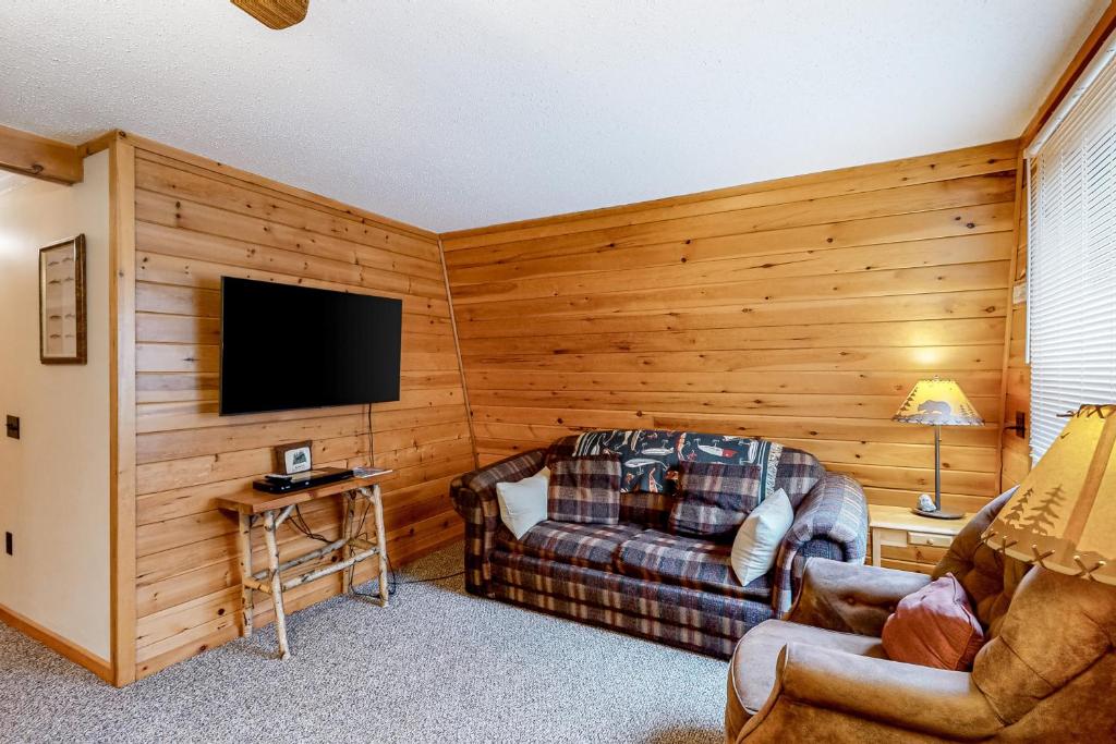 Il comprend un salon doté d'un canapé et d'une télévision à écran plat. dans l'établissement Lakeview Cabin #2, à Greenville