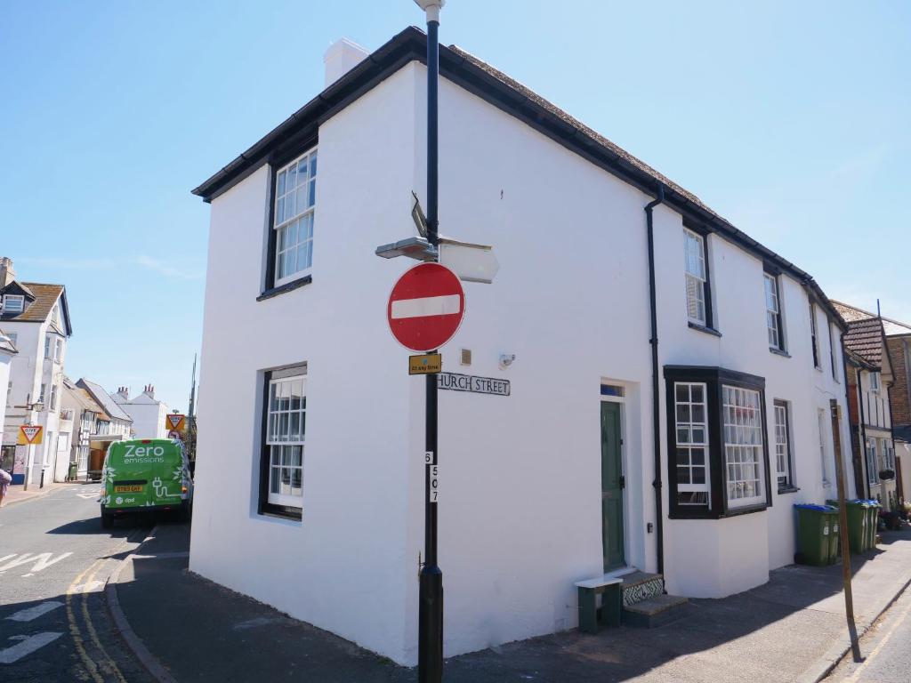 un cartello di stop di fronte a un edificio bianco di luxury 3 bathroom cinema and sauna a Seaford