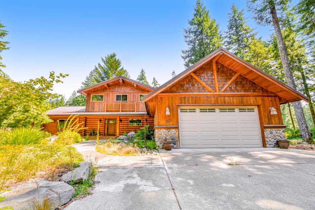 a log home with a garage in front of it at Alderbrook Grove in Union