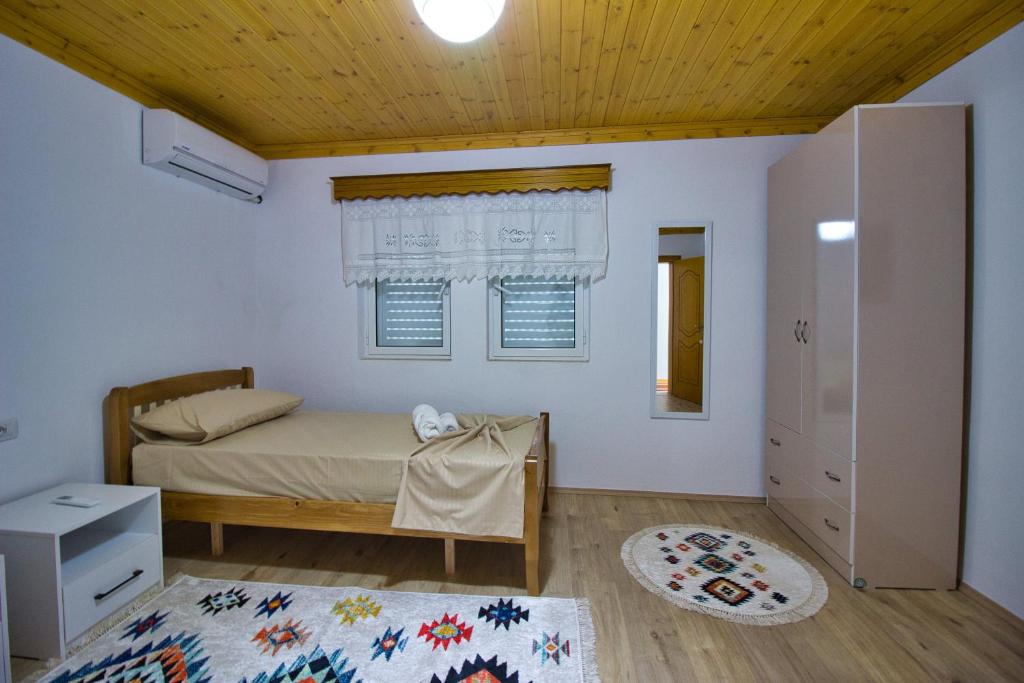 Letto o letti in una camera di VILA SHAMETAJ
