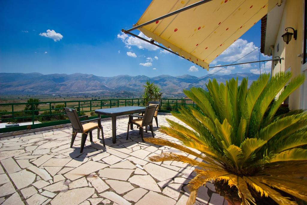 Vista generica sulle montagne o vista sulle montagne dall'interno del bed & breakfast
