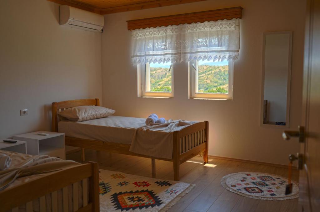 Letto o letti in una camera di VILA SHAMETAJ