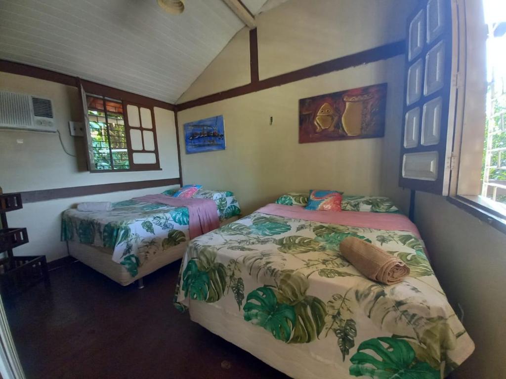 a bedroom with two beds in a room at Casa Mota Acolhedora x Bem Localizada x Um Minuto da Praia in Santarém