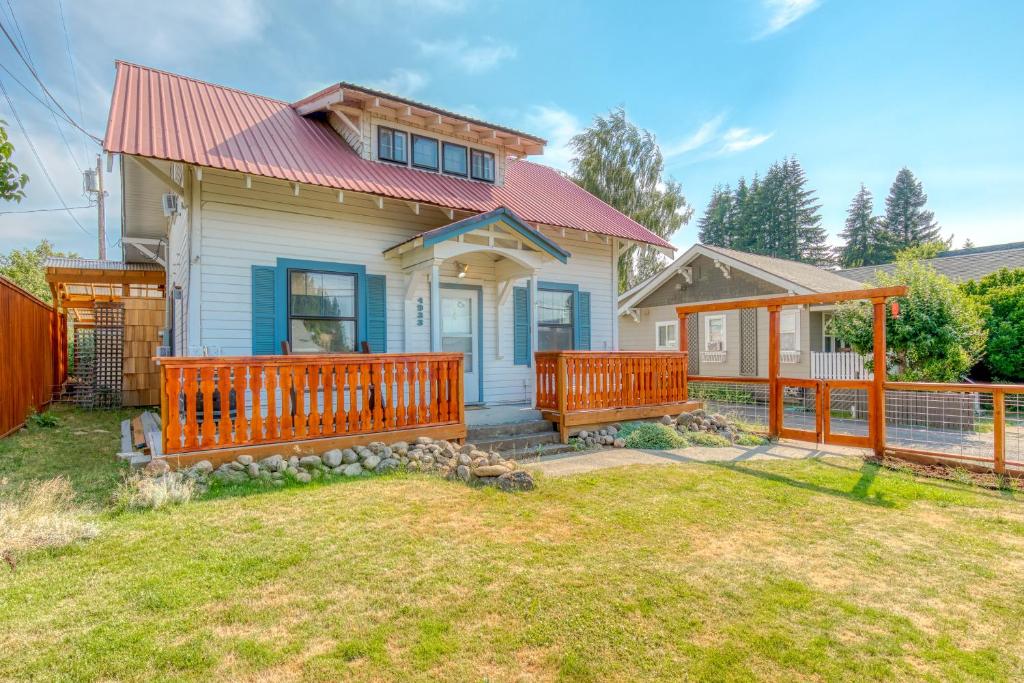 een huis met een rood dak en een tuin bij Mount Hood Vista in Parkdale