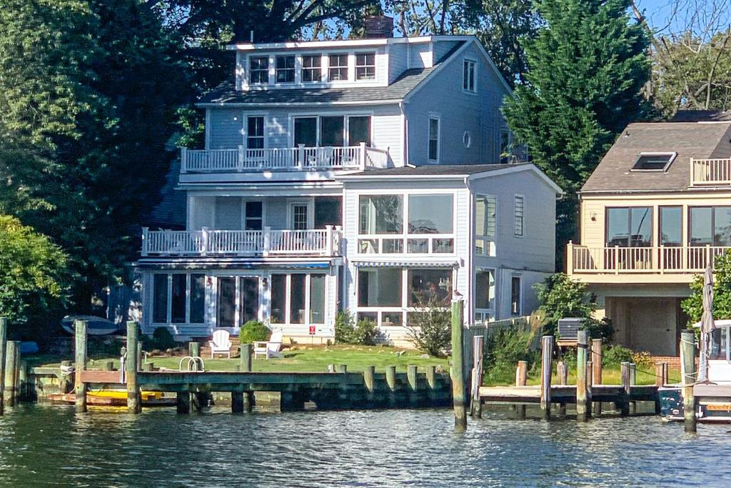 een groot huis aan het water met een dok bij The Master Shipwright in Annapolis