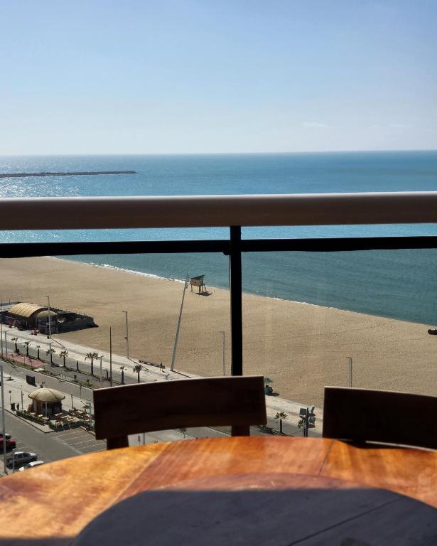 vistas a una playa con banco y al océano en Beira Mar Fortaleza Landscape Platinum, en Fortaleza