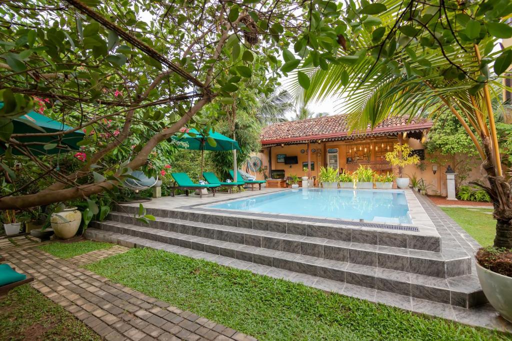 una piscina en el patio trasero de una casa en Nature Cabanas & Floating Restaurant en Galle