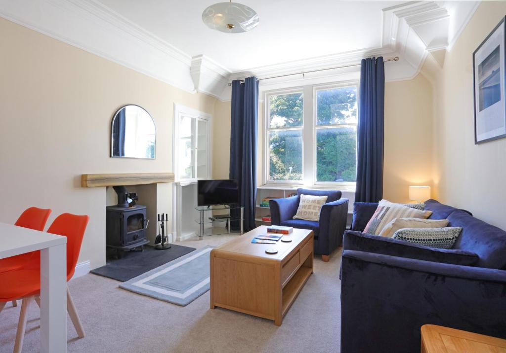 un soggiorno con divano e tavolo di East Road Apartment a North Berwick