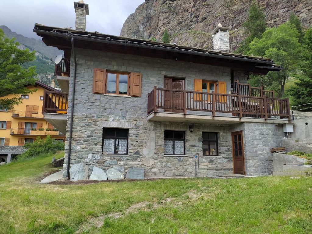 Cette maison en pierre dispose d'un balcon au sommet d'une colline. dans l'établissement Maison Vallet CIR VDA-VALTOURNENCHE n 0023, à Valtournenche