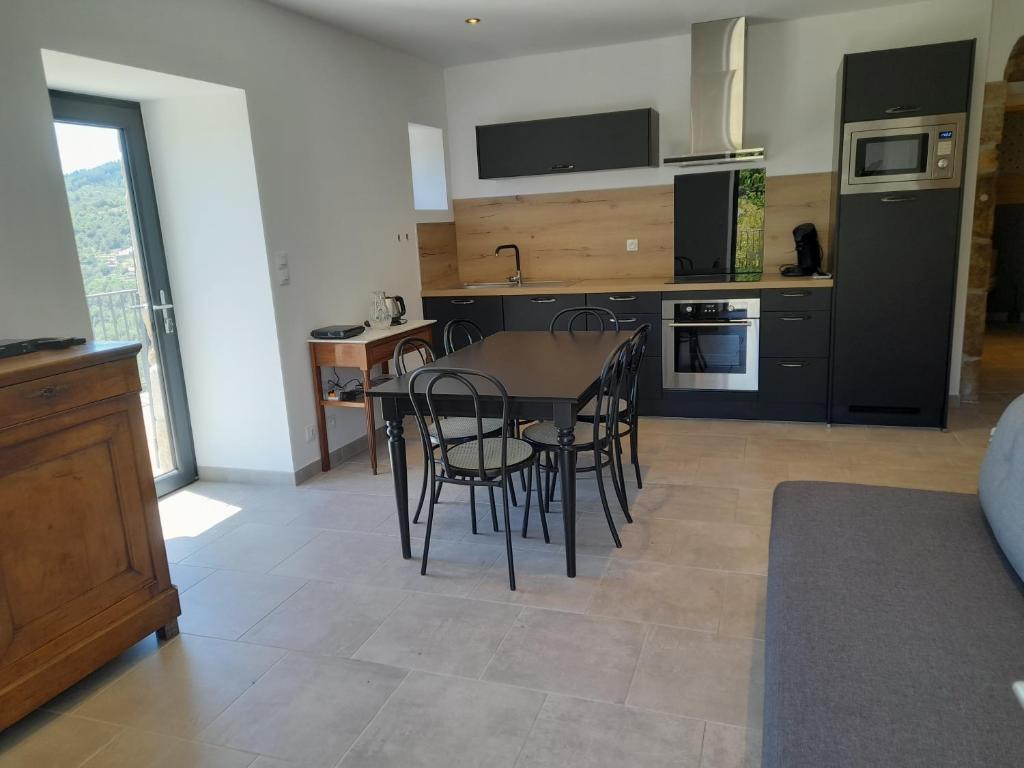 Kuchyňa alebo kuchynka v ubytovaní Jolie maison avec vue, dans bâtisse cévenole