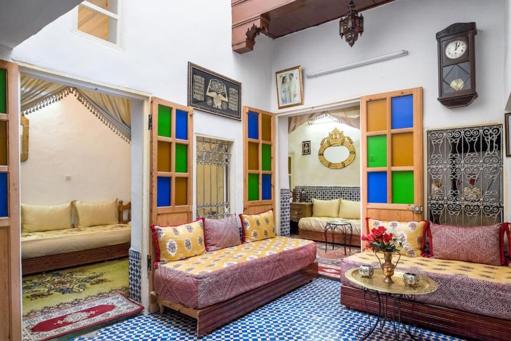 ein Wohnzimmer mit einem Sofa und einem Tisch in der Unterkunft Dar Fatimazahra in Fès