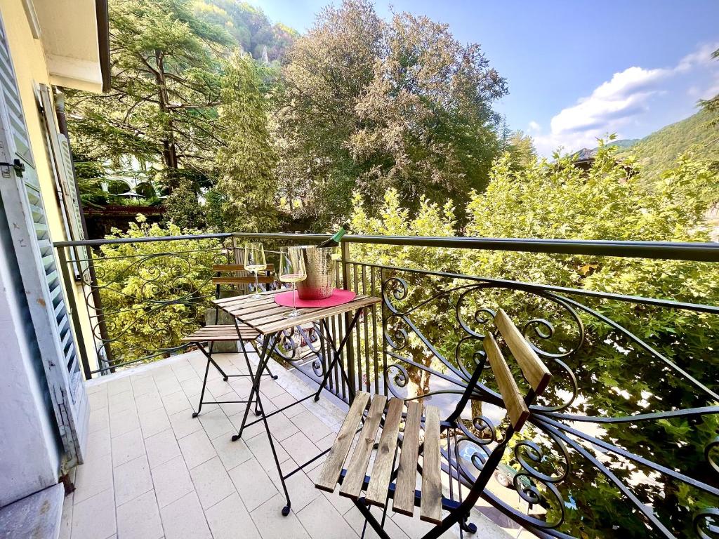 balkon ze stołem i krzesłami w obiekcie AvocadoHouse3 QCview w mieście San Pellegrino Terme