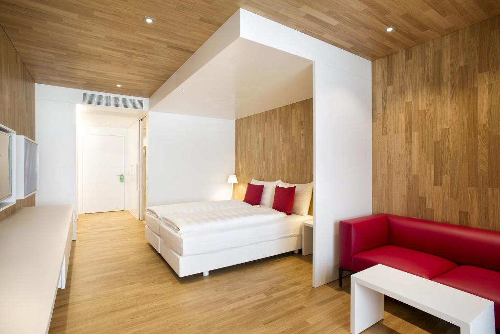 Postel nebo postele na pokoji v ubytování Revier Hotel Säntispark