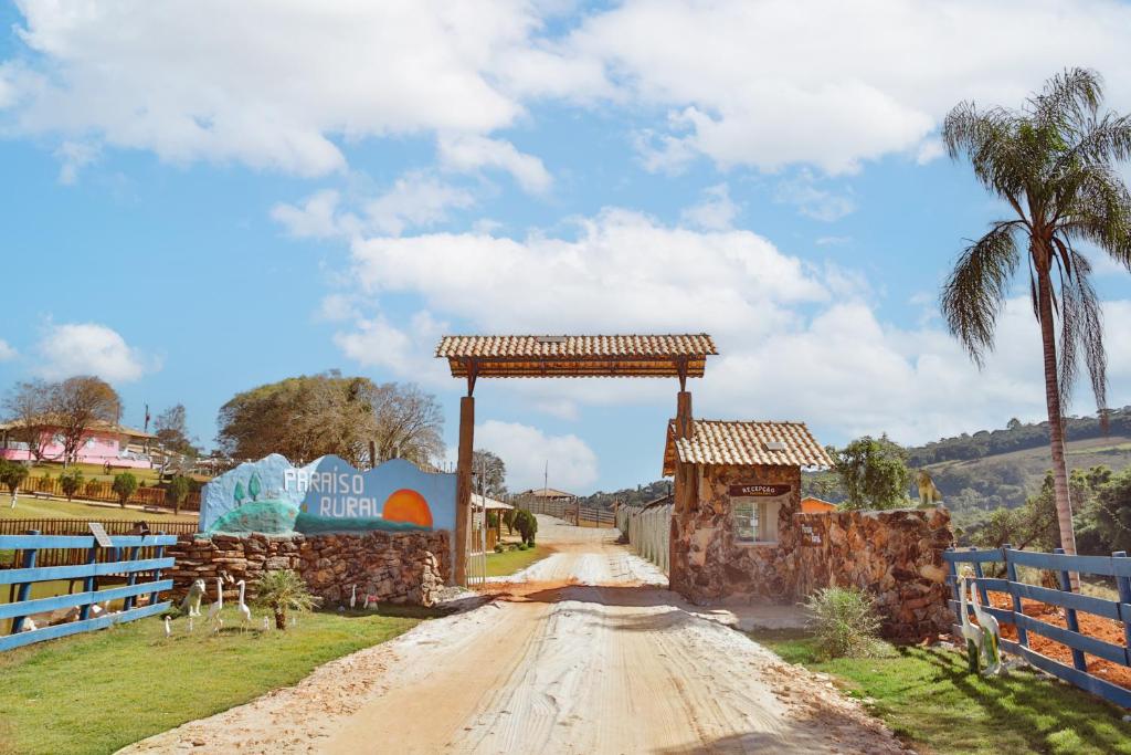 una puerta en medio de un camino de tierra en Paraíso Rural, en São Thomé das Letras