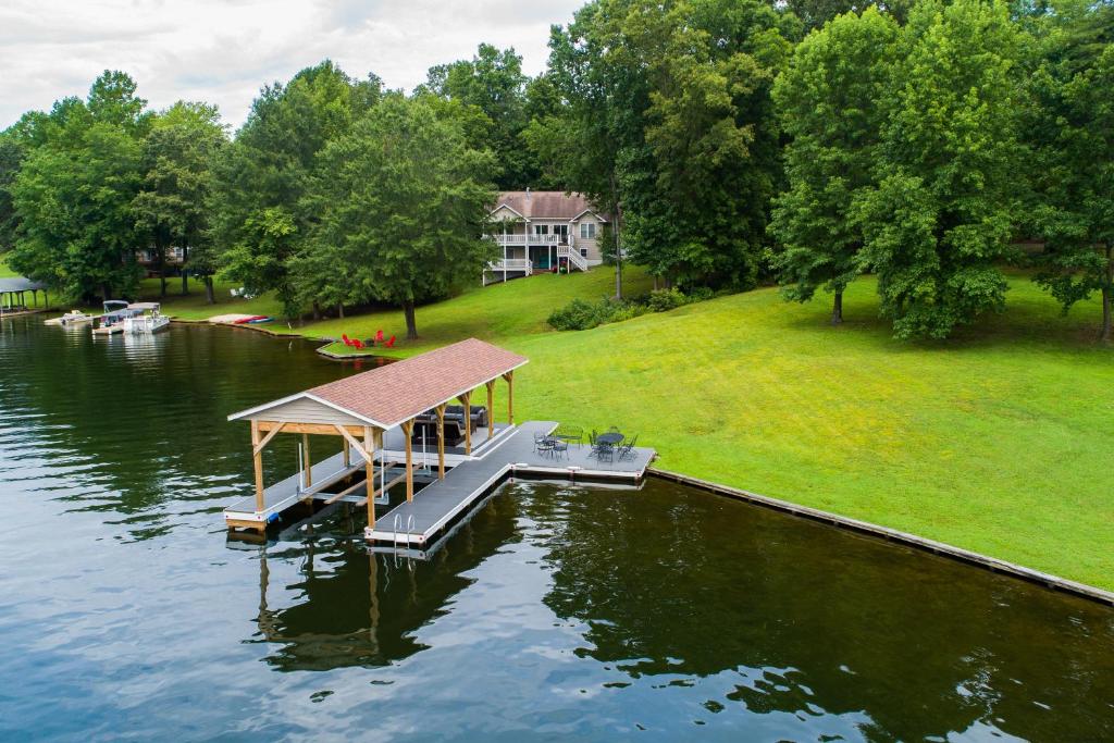 uma doca no meio de um lago com uma casa em Heather Cove em Bumpass