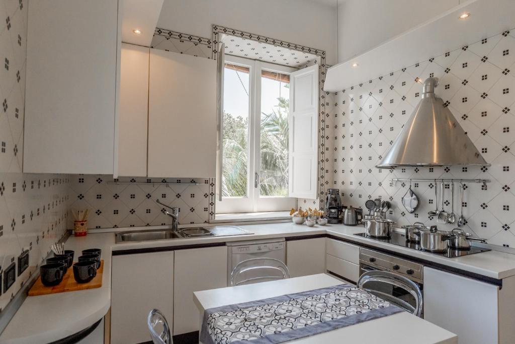 A kitchen or kitchenette at mrg2 home holiday