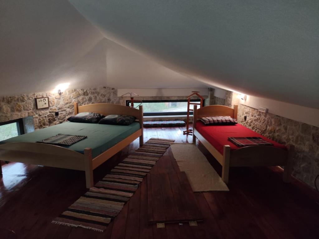Cette chambre mansardée comprend 2 lits. dans l'établissement Stone Villa UK - Dobra Voda, à Bar