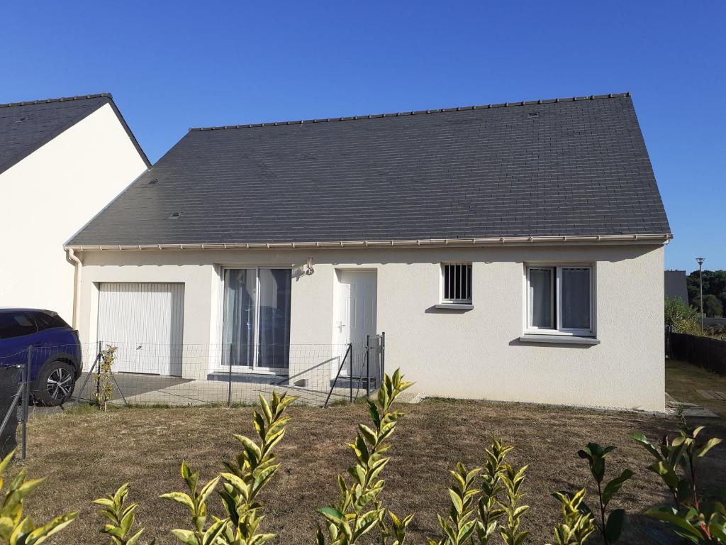 Biały dom z czarnym dachem w obiekcie Maison familiale entre Dinard-St Malo-Dinan. w mieście Pleslin-Trigavou