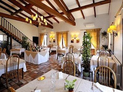 Posezení v ubytování Logis Hôtel Restaurant Les Géraniums