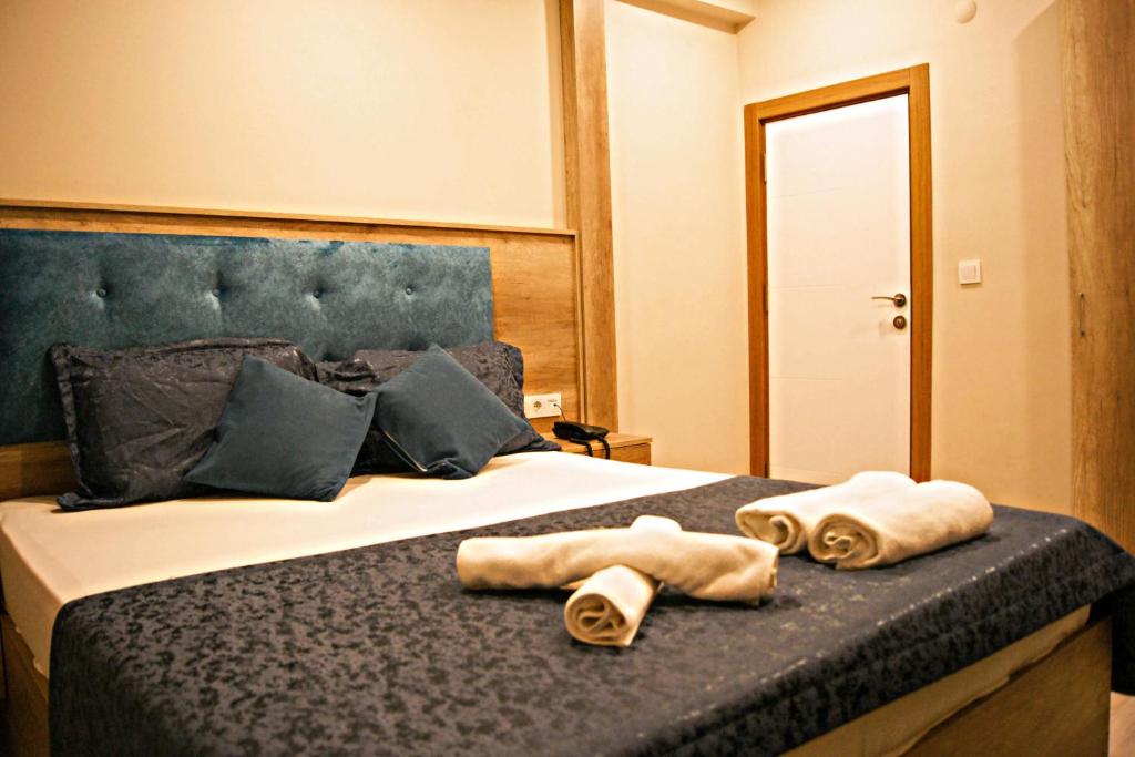 A bed or beds in a room at Destinia Pera