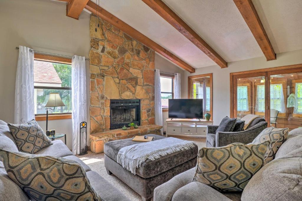 GoldenTable Rock Lake Getaway with Fire Pit, Deck and Grill!的客厅设有两张沙发和一个石头壁炉