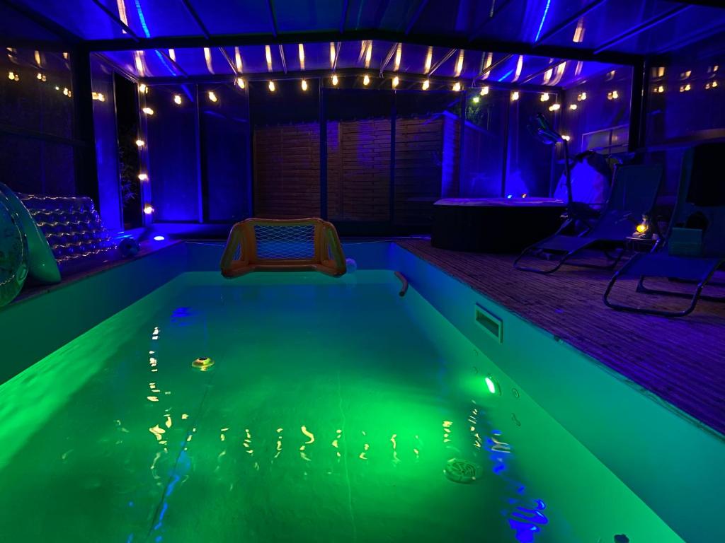 Bazén v ubytování Gîte du Silo Loft atypique ,Tournesol , spa&piscine couverte nebo v jeho okolí