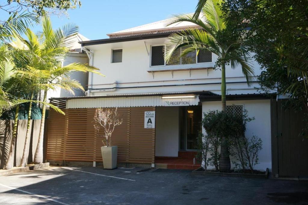 una casa con palmeras delante en cliffinn kangaroo point en Brisbane