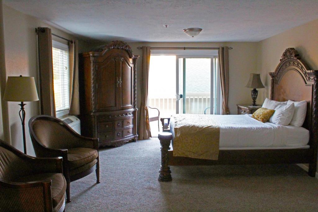 Postel nebo postele na pokoji v ubytování Silverton Inn & Suites