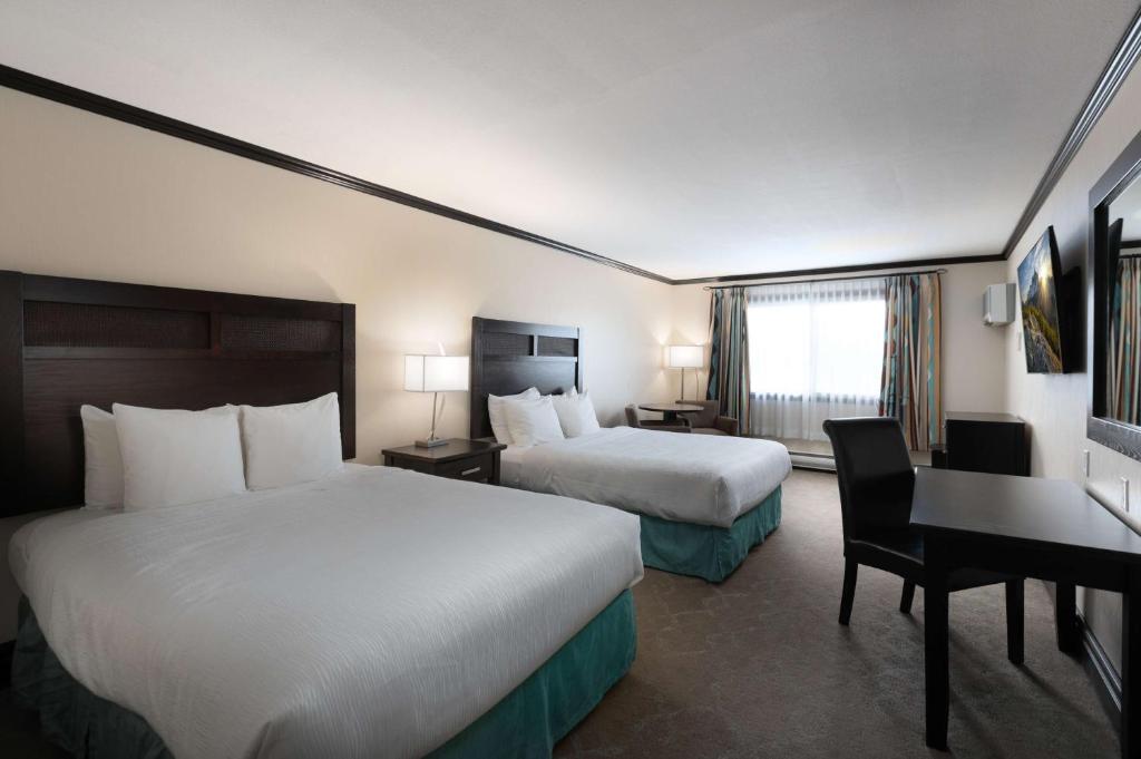 Postel nebo postele na pokoji v ubytování Prestige Rocky Mountain Resort Cranbrook, WorldHotels Crafted