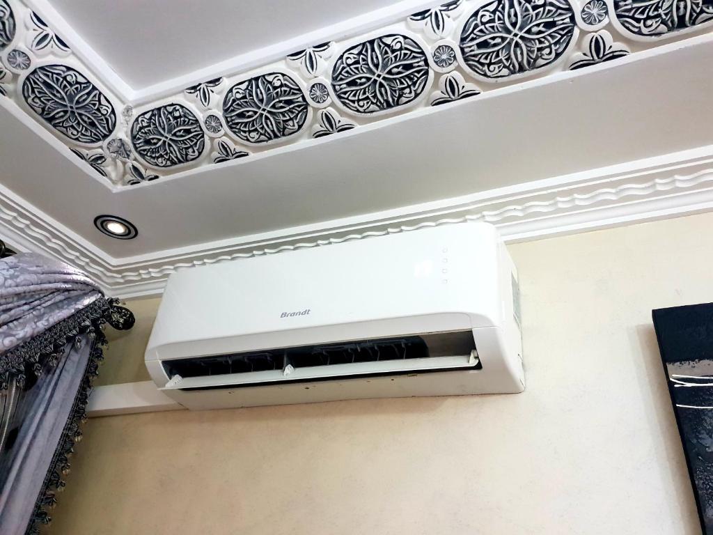 een witte airconditioning aan een muur in een kamer bij Jawharat Tetouan in Souani