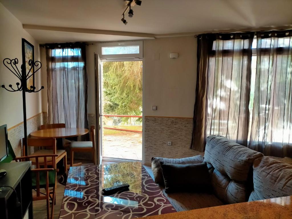 un soggiorno con divano e tavolo di AMÉRICA ELITE a Sierra Nevada