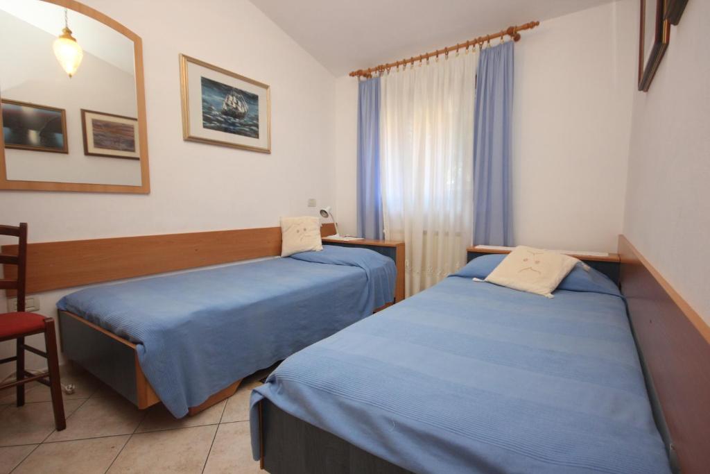 Postel nebo postele na pokoji v ubytování Apartments by the sea Novigrad - 7335