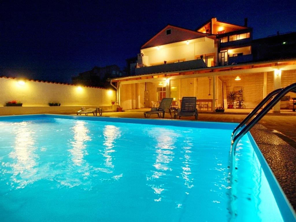 basen przed domem w nocy w obiekcie Apartments and rooms with a swimming pool Kali, Ugljan - 14083 w mieście Kali