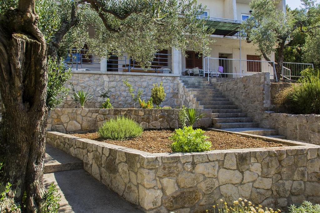 Vonkajšia záhrada v ubytovaní Apartments by the sea Zuronja, Peljesac - 14095